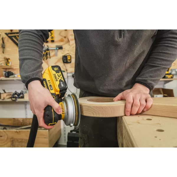 Aku excentrická bruska DeWALT DCW211NT, 125 mm, 2x5,0Ah