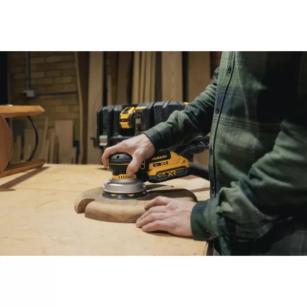 Aku excentrická bruska DeWALT DCW211NT, 125 mm, 2x5,0Ah