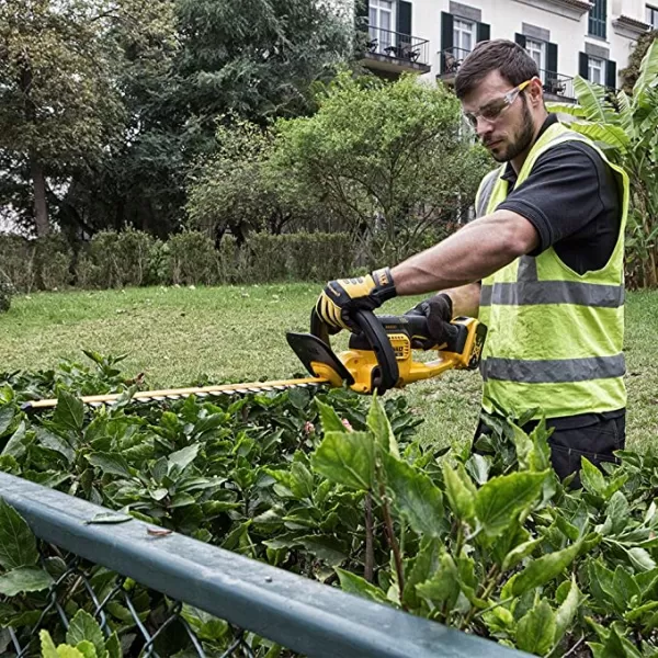 Aku nůžky na živý plot DeWALT DCM563P1, 18V Li-Ion / 5,0 Ah