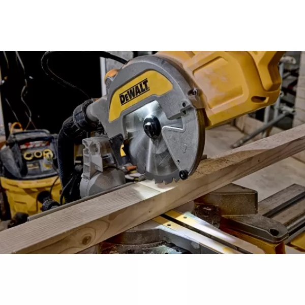 Pokosová pila DeWALT DWS777, 1 800 W 216 mm