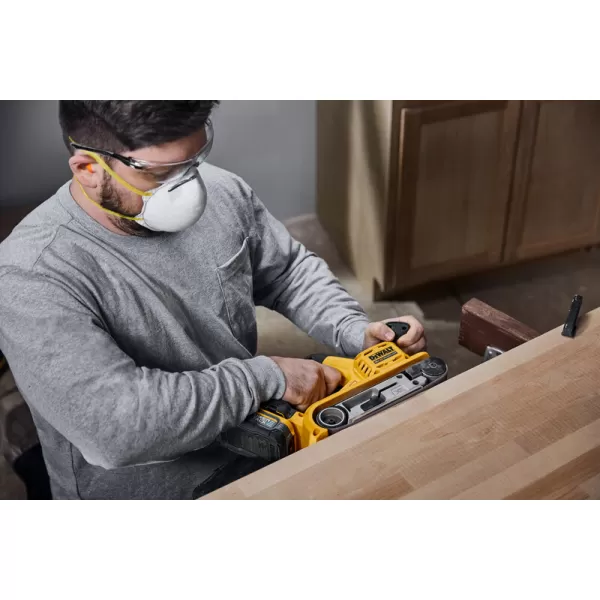 Aku pásová bruska DeWalt DCW220NT 18V