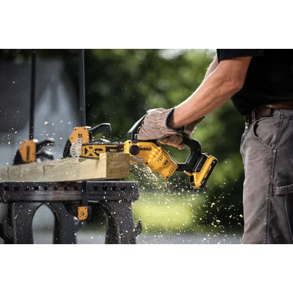 Aku prořezávací pila DeWalt DCMPS520N 200mm, 18V, bez aku